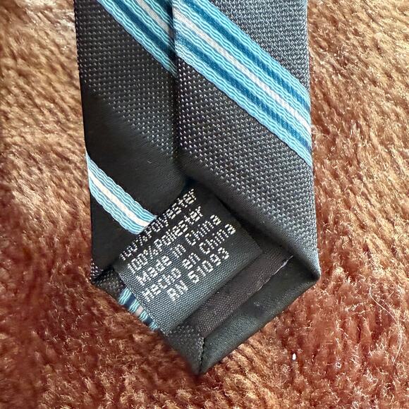 Haggar Necktie Blue & Silver Stripes on Black Tie in MINT CONDITION - Picture 5 of 5